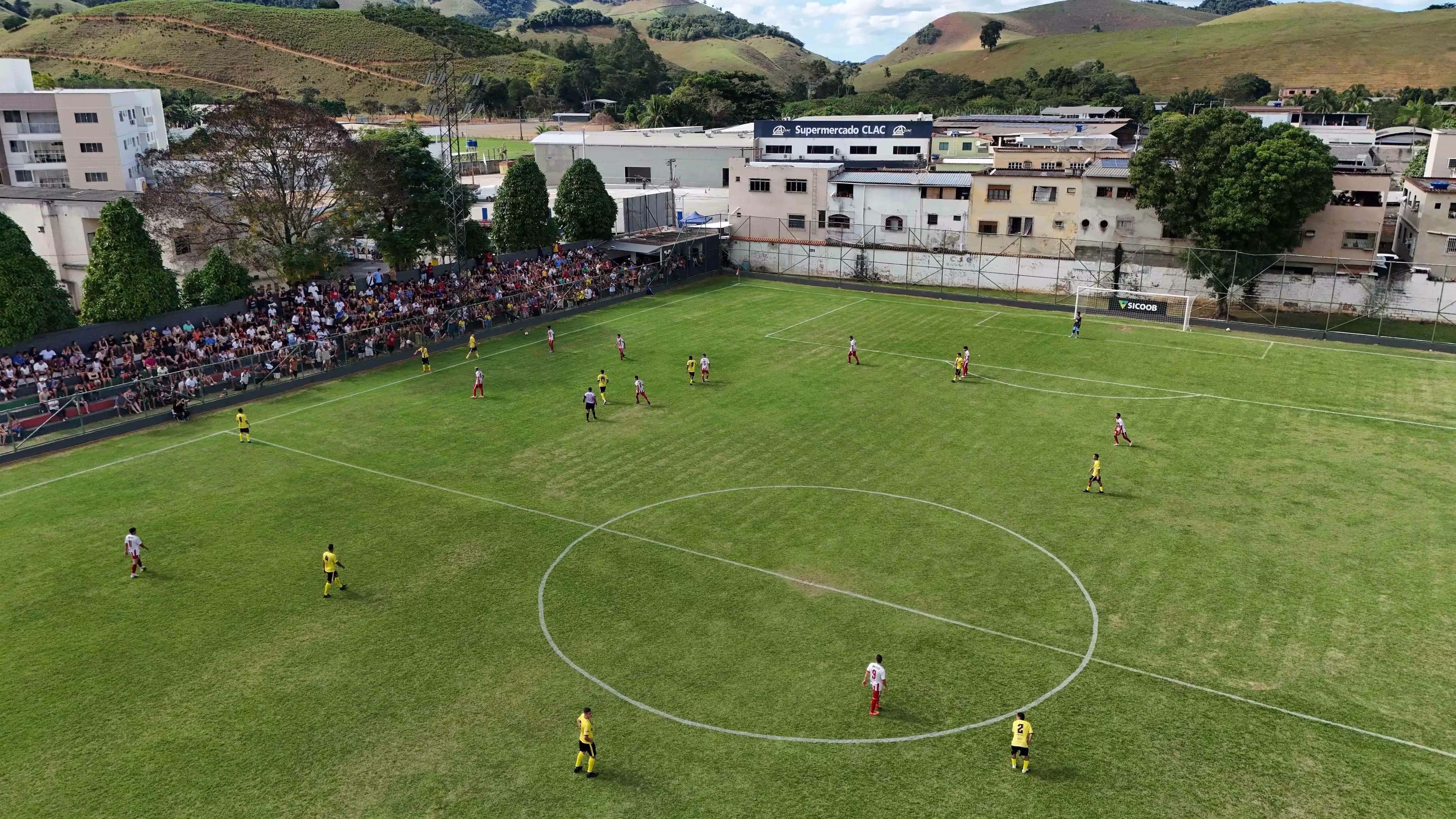 Atletas disputando partida do Campeonato Municipal de Futebol 2026 no Estádio Carlos Soares Pinto em Alfredo Chaves.