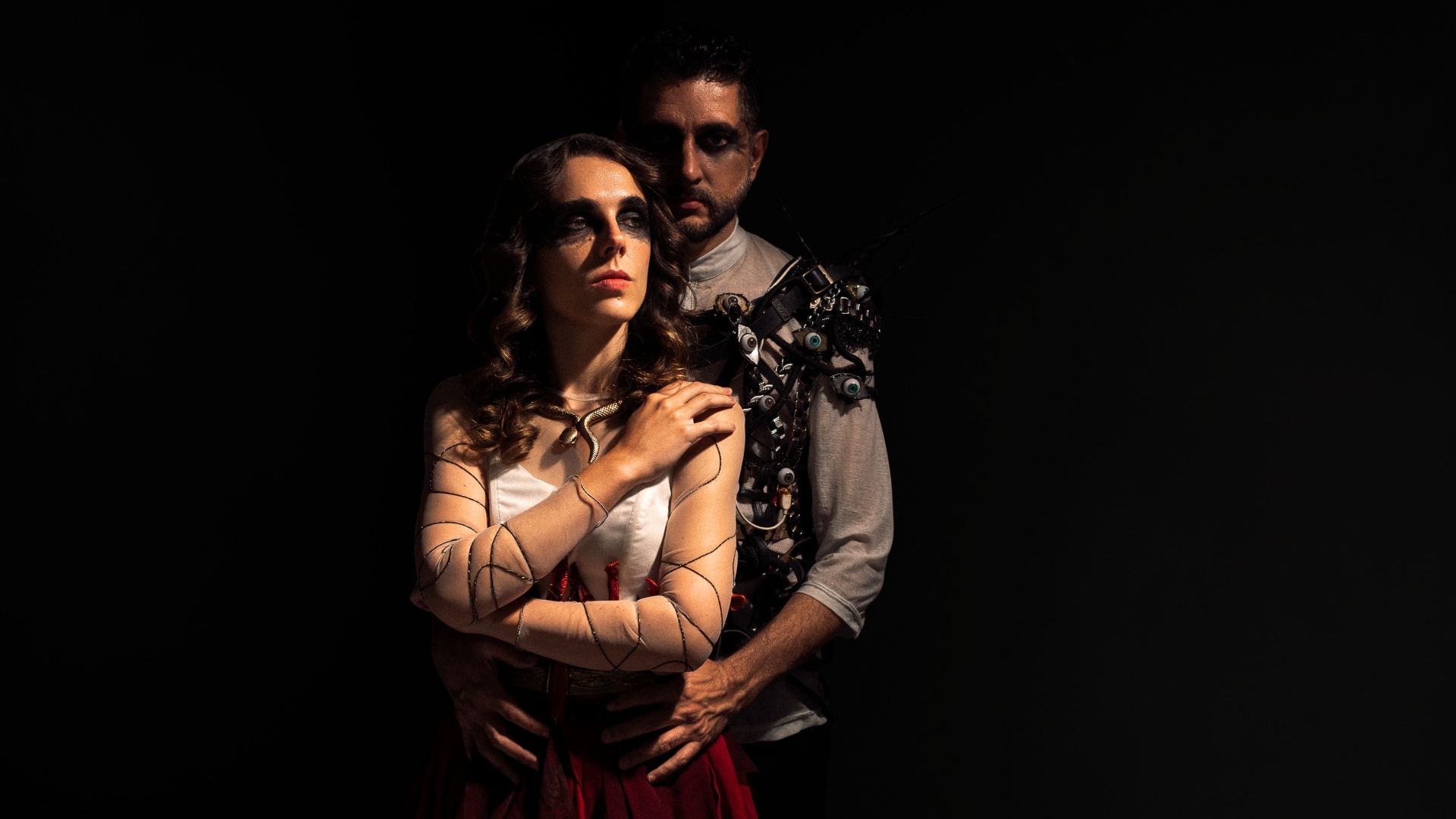 Atores em cena no palco representando o espetáculo Capitu e Bentinho no Theatro Carlos Gomes.