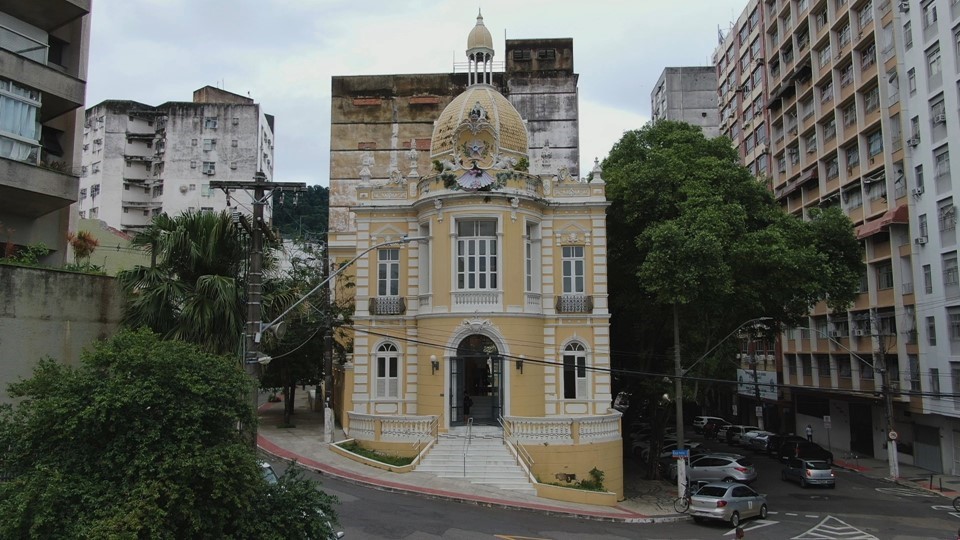 Fachada e palco cultural da Casa da Música Sônia Cabral no Centro de Vitória.