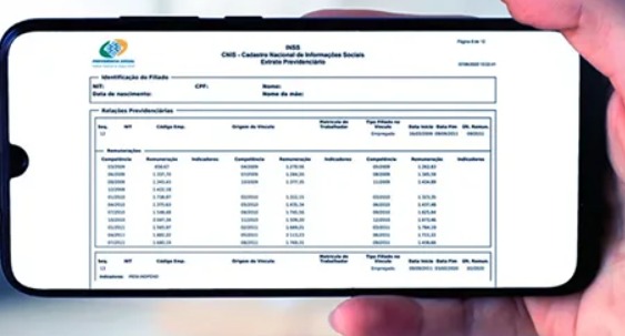 Pessoa realizando o acompanhamento de contribuição do INSS na tela do celular para checar siglas no CNIS.