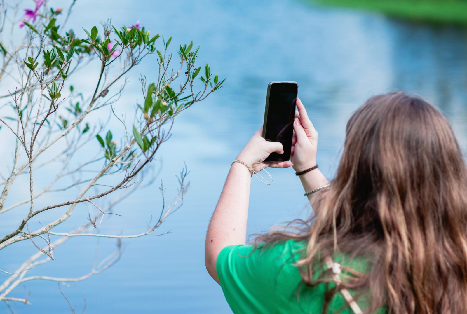 Estudante utilizando câmera para fotografar o meio ambiente no Concurso Cine.Ema nas Escolas 2026.