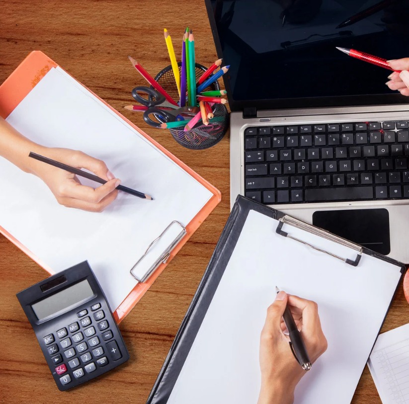 Estudante consultando edital de concursos públicos federais em computador.
