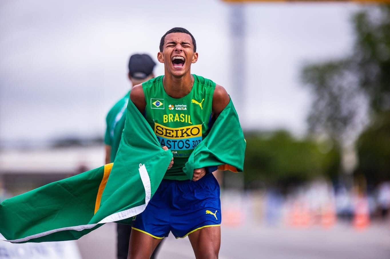 O jovem atleta Davi Gabriel treinando marcha atlética em pista de corrida oficial.
