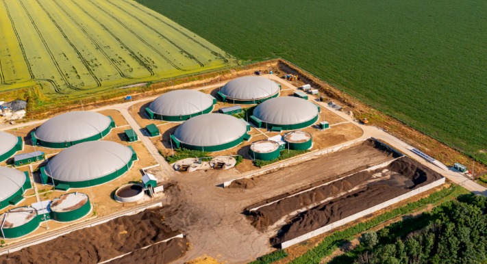 Instalações de energia renovável representando a Economia Verde no Espírito Santo.