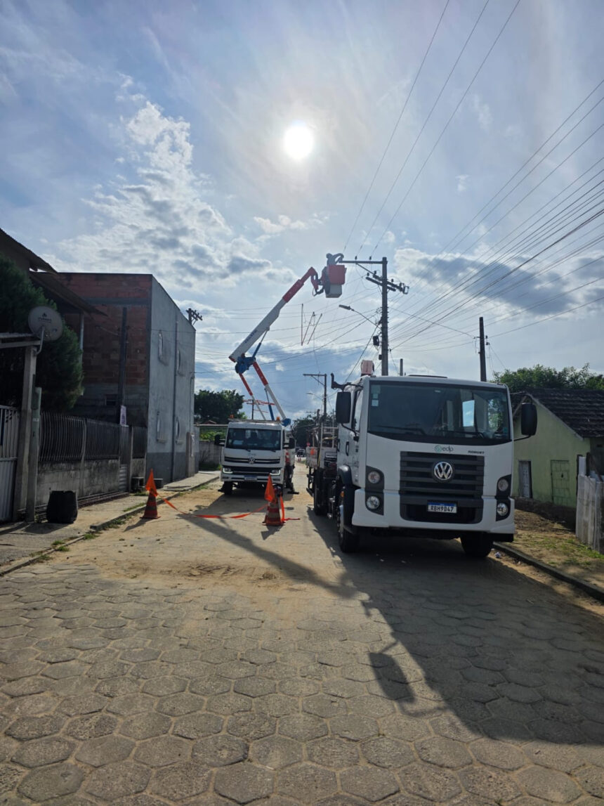 Eletricistas da EDP trabalhando em poste de energia representando que a EDP realiza mutirão em Jaguaré.