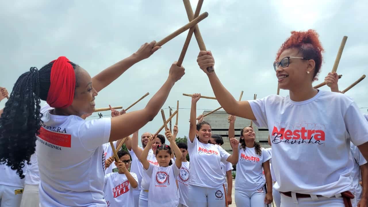 Integrantes participando da roda no encontro nacional de capoeira em Cariacica.