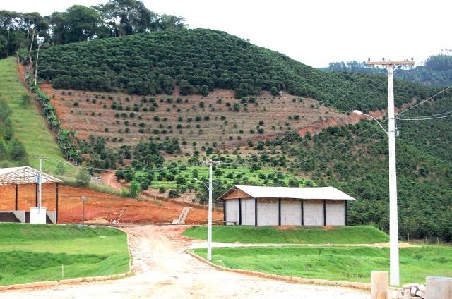 Rede de energia trifásica instalada ao longo de uma propriedade agrícola rural no Espírito Santo.