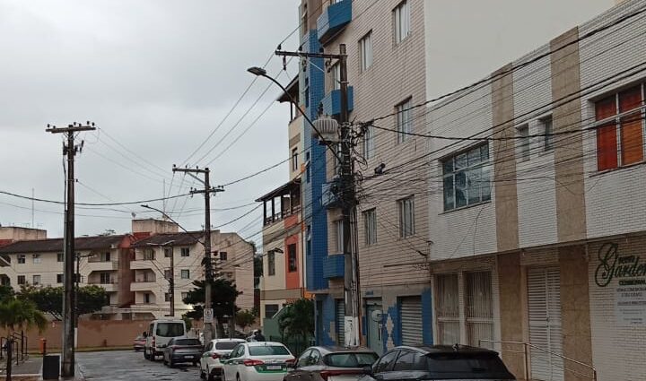Instalação de rede elétrica para expansão da energia trifásica no meio rural capixaba em propriedade agrícola.
