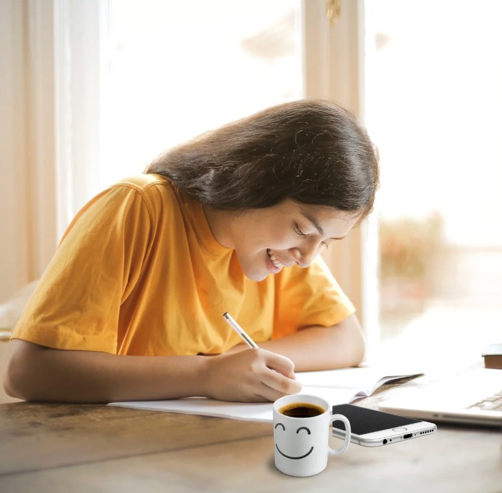 Estudante utilizando o aplicativo do celular para consultar o programa Pé de Meia 2026.