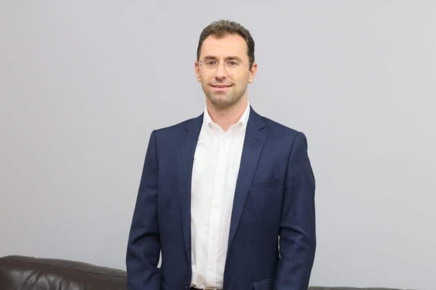 O ex-prefeito de Anchieta Fabrício Petri sorrindo em foto de retrato oficial.