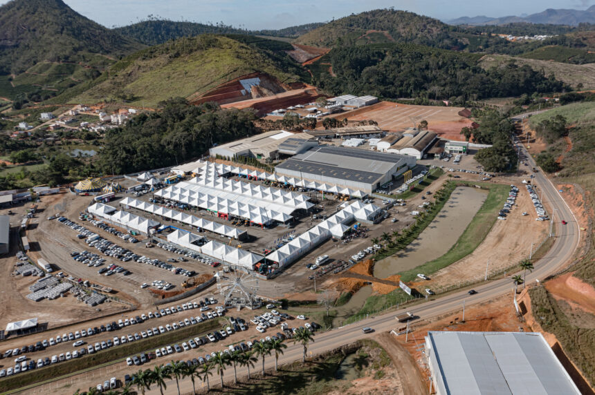 Feira de Agronegócios Cooabriel 2026 em São Gabriel da Palha com exposição de equipamentos agrícolas.