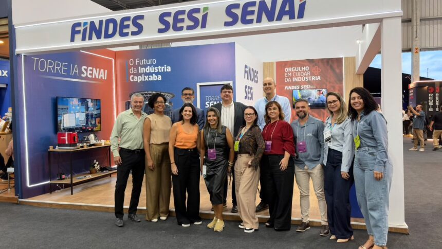 Estande institucional da FINDES com consultores e visitantes durante a feira representando a FINDES na Cachoeiro Stone Fair 2026.