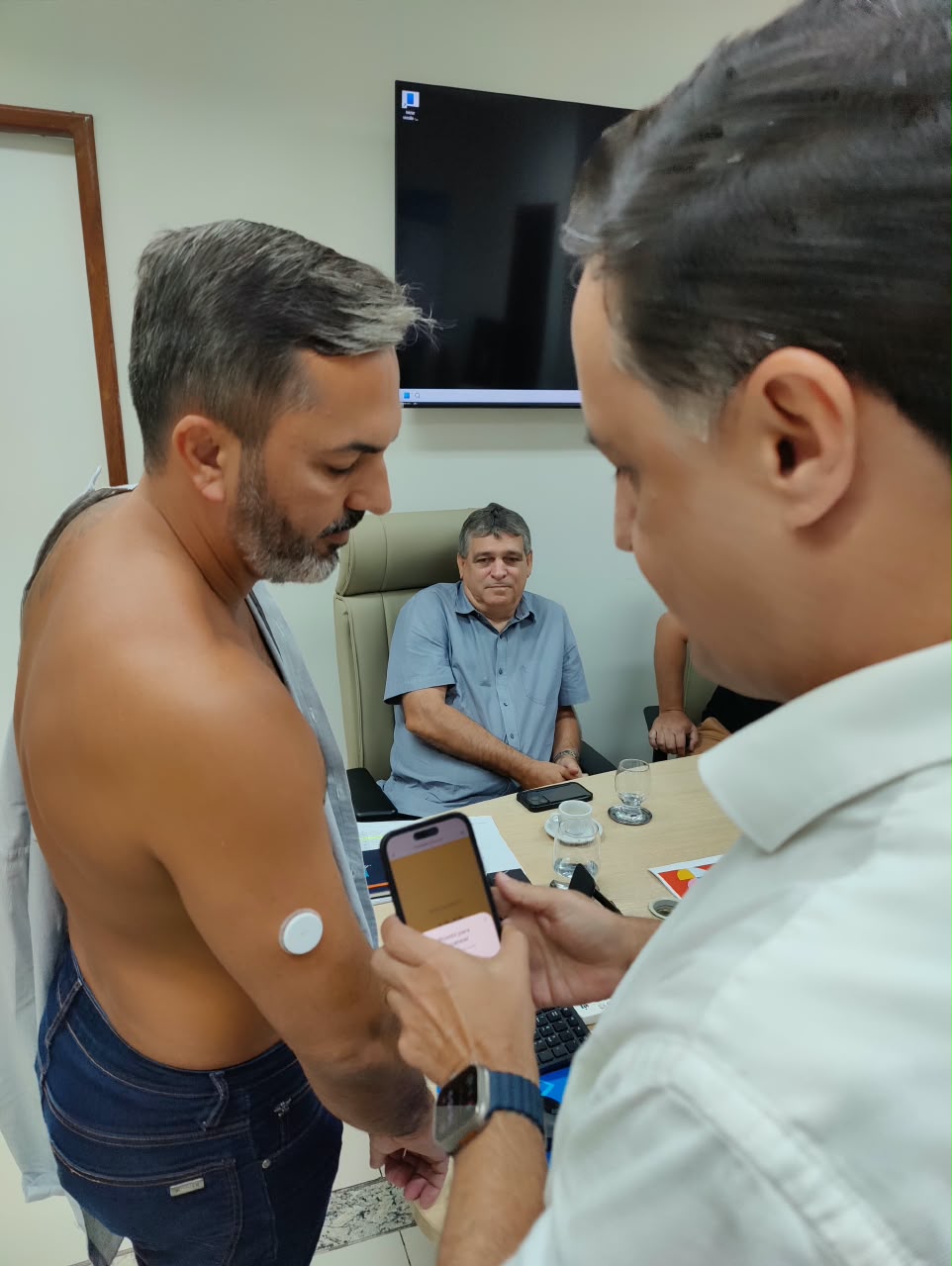 Hoffmann, quando era secretário de Estado da Saúde, recebeu sensor de glicose instalado por Gandini.