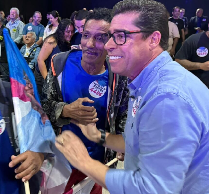 Marcelo Santos em comitê com eleitores durante evento político.