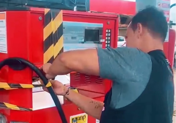 Mercado de combustível lacrado por fiscalização.