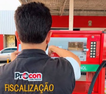 Funcionário do Procon colocando lacre em bomba no Mercado de combustível em posto regulado pela ANP.