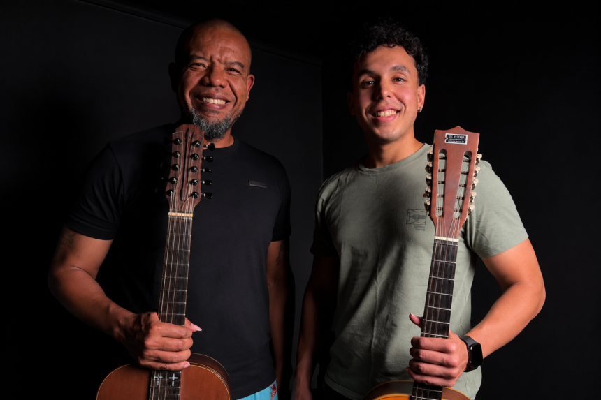 O músico Muniff Barcelos tocando viola caipira em apresentação de festival no Espírito Santo.