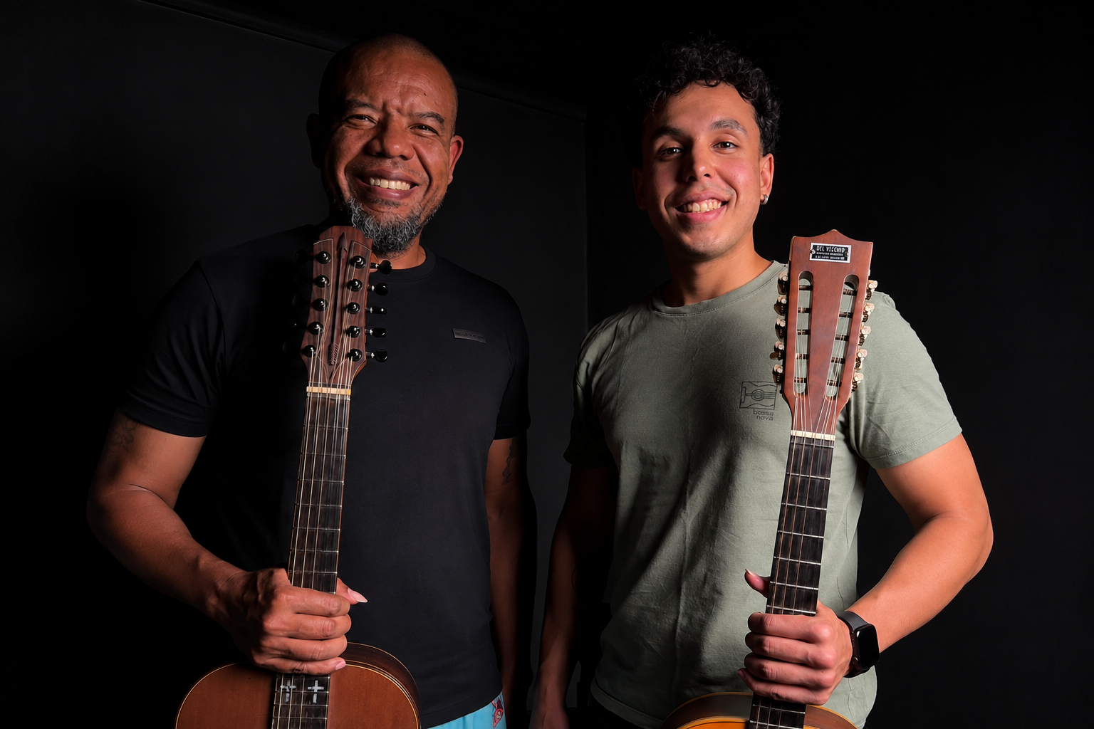 O músico Muniff Barcelos tocando viola caipira em apresentação de festival no Espírito Santo.
