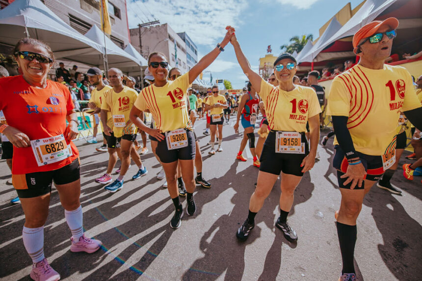 Mulheres praticando corrida de rua na prova com foco na Participação Feminina na Dez Milhas Garoto.