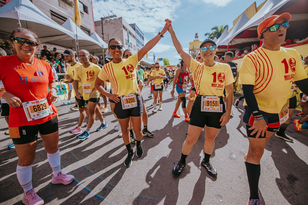 Mulheres praticando corrida de rua na prova com foco na Participação Feminina na Dez Milhas Garoto.