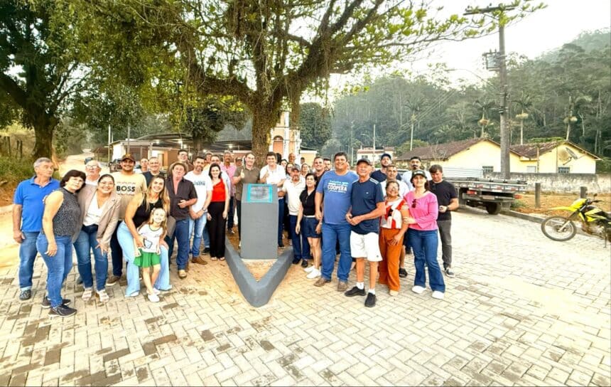Moradores e prefeito reunidos comemorando a inauguração das obras de pavimentação em Nova Mântua.