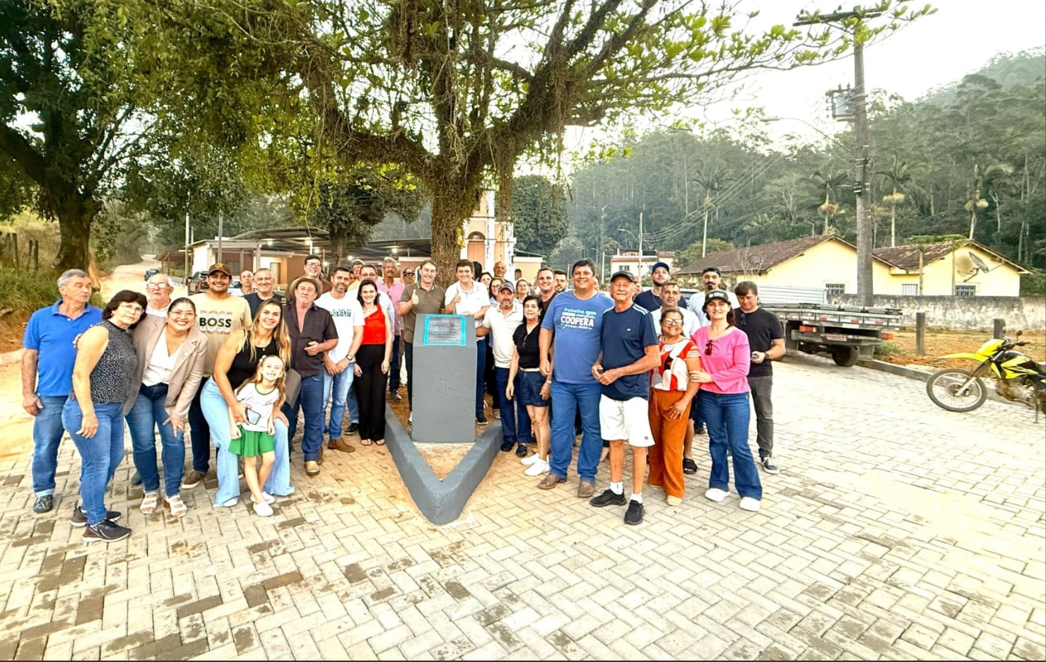 Moradores e prefeito reunidos comemorando a inauguração das obras de pavimentação em Nova Mântua.