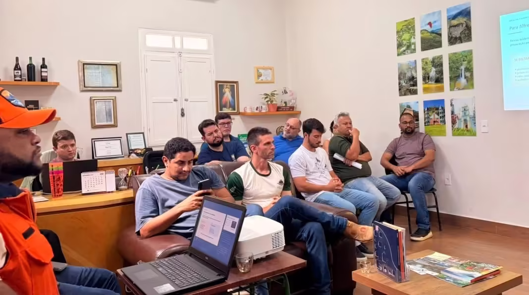 Reunião da Defesa Civil e Prefeitura para o plano de contingência em Alfredo Chaves.