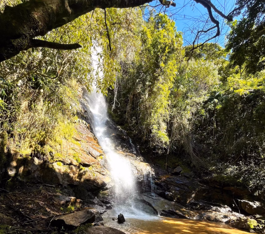 Vista da queda d'água no Parque Natural Municipal Cachoeira de Iracema em Alfredo Chaves ES.
