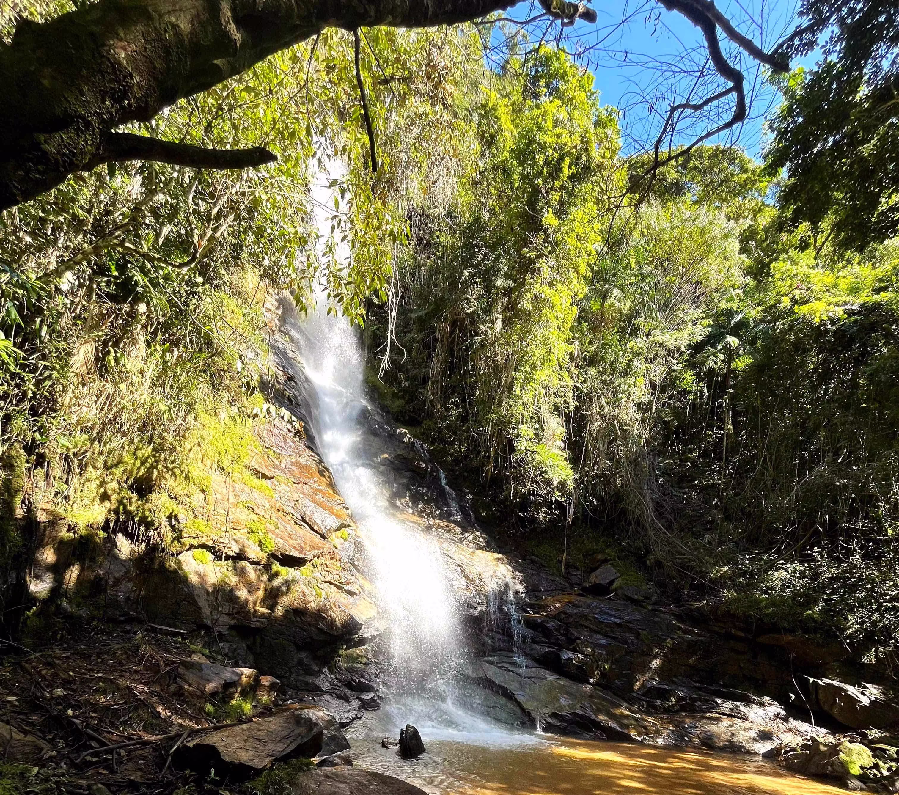 Vista da queda d'água no Parque Natural Municipal Cachoeira de Iracema em Alfredo Chaves ES.