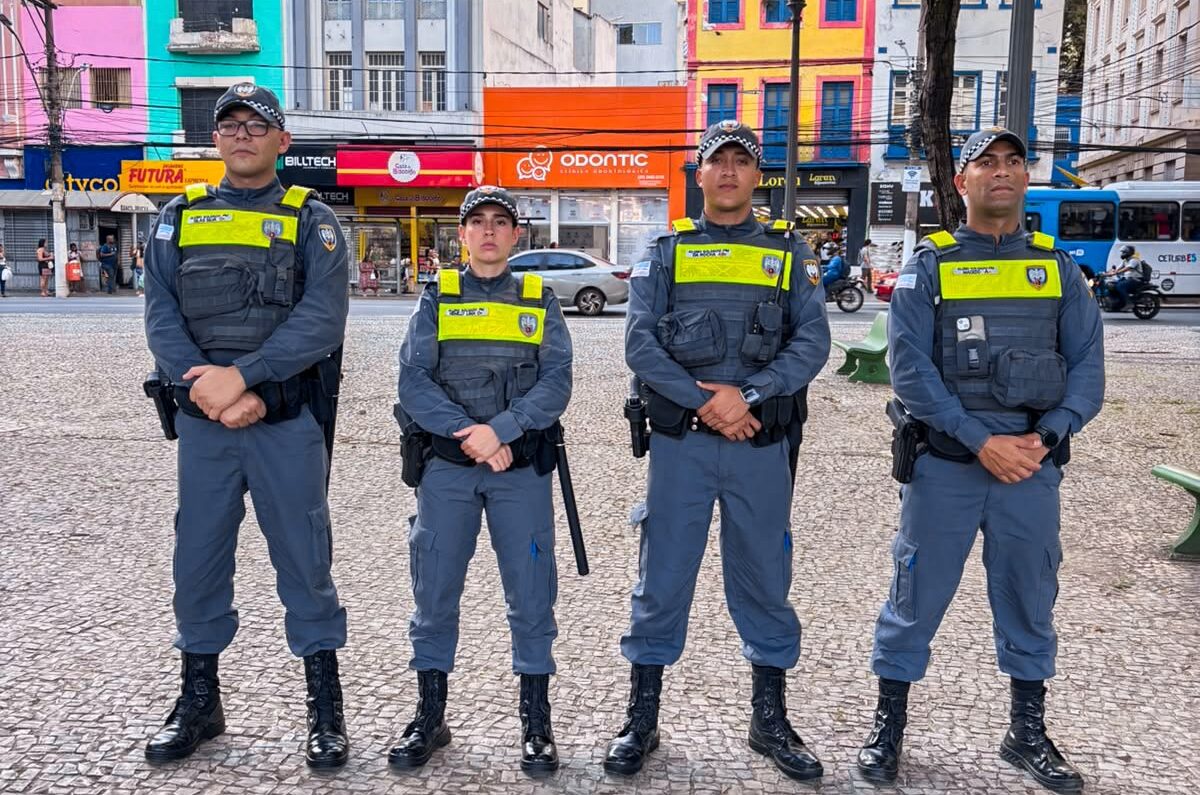 Alunos-soldados da Polícia Militar em policiamento ostensivo no Espírito Santo durante estágio supervisionado na Grande Vitória.