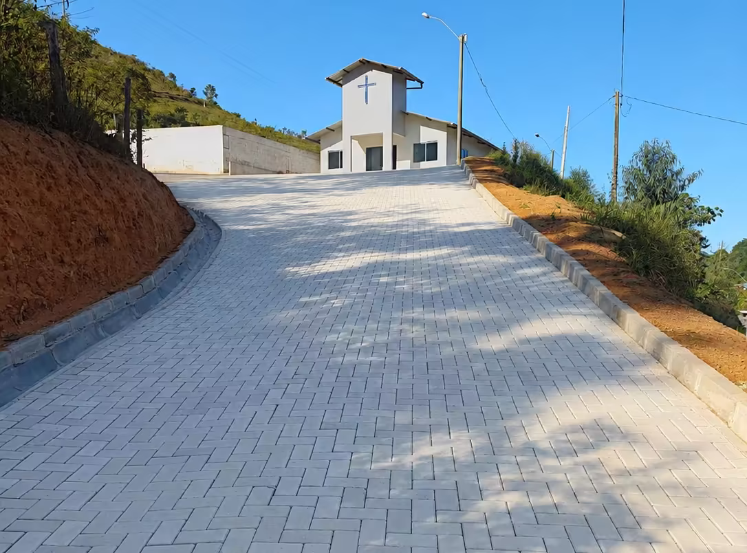 Rua recém-pavimentada pela Prefeitura de Alfredo Chaves na comunidade de Aparecida.