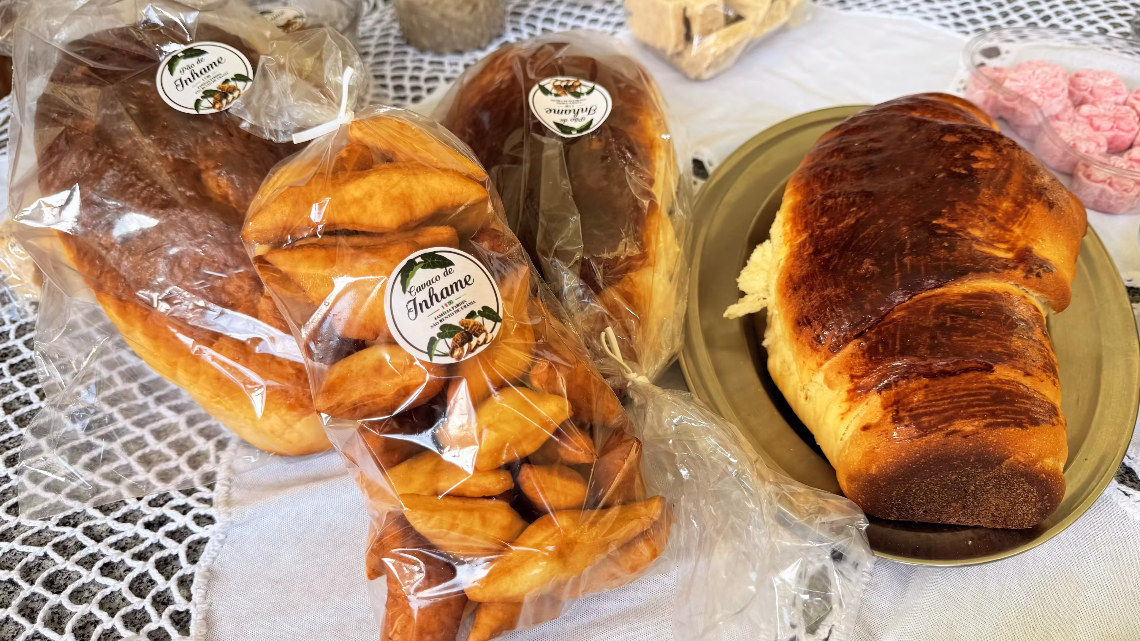 Produtos artesanais feitos de inhame como pães e bolos produzidos pela agricultura familiar em Alfredo Chaves.