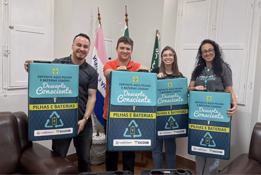 Representantes da Prefeitura de Alfredo Chaves e do Sicoob recebendo novos equipamentos do Projeto Papa-Pilhas Alfredo Chaves.