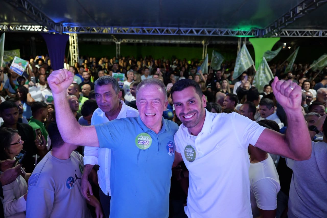 Renato Casagrande no Senado 2026 em caminhada de campanha no comércio do município da Serra.