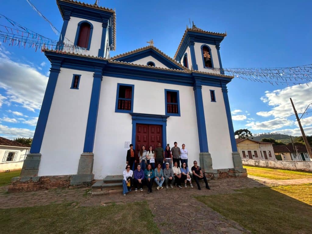 Participantes em oficina de restauro e preservação do patrimônio do projeto da Samarco.