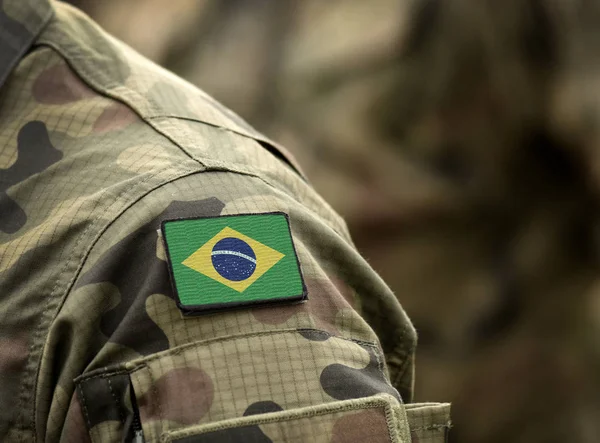 Detalhe da farda militar com a bandeira do Brasil costurada no ombro e foco na saude militar.