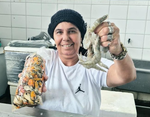 Peixes e frutos do mar em exposição durante a Semana do Pescado no Espírito Santo.