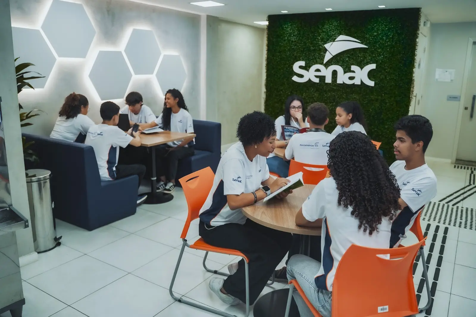 Estudantes em sala de aula aproveitando que o Senac-ES prorroga inscrições para auxílio financeiro.