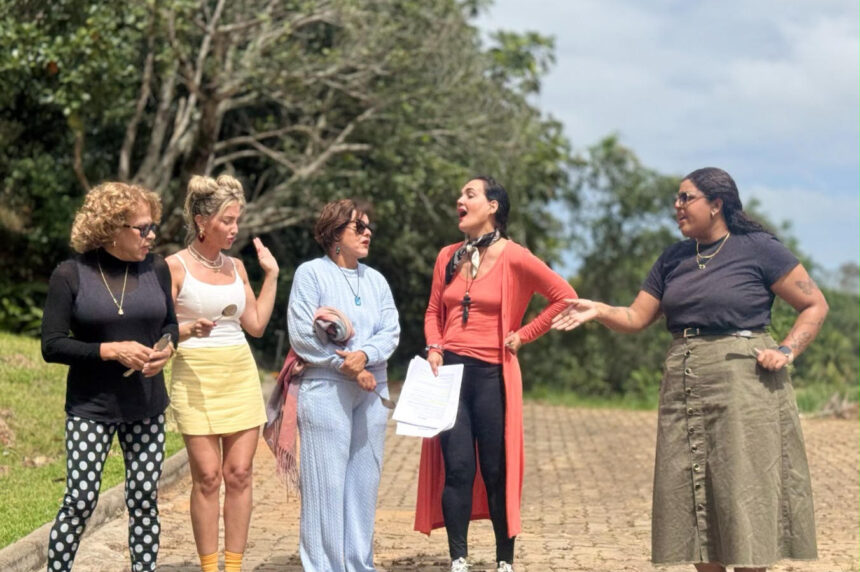 Elenco e equipe de gravação representando as Séries Capixabas durante filmagem de Farofa e Caviar.