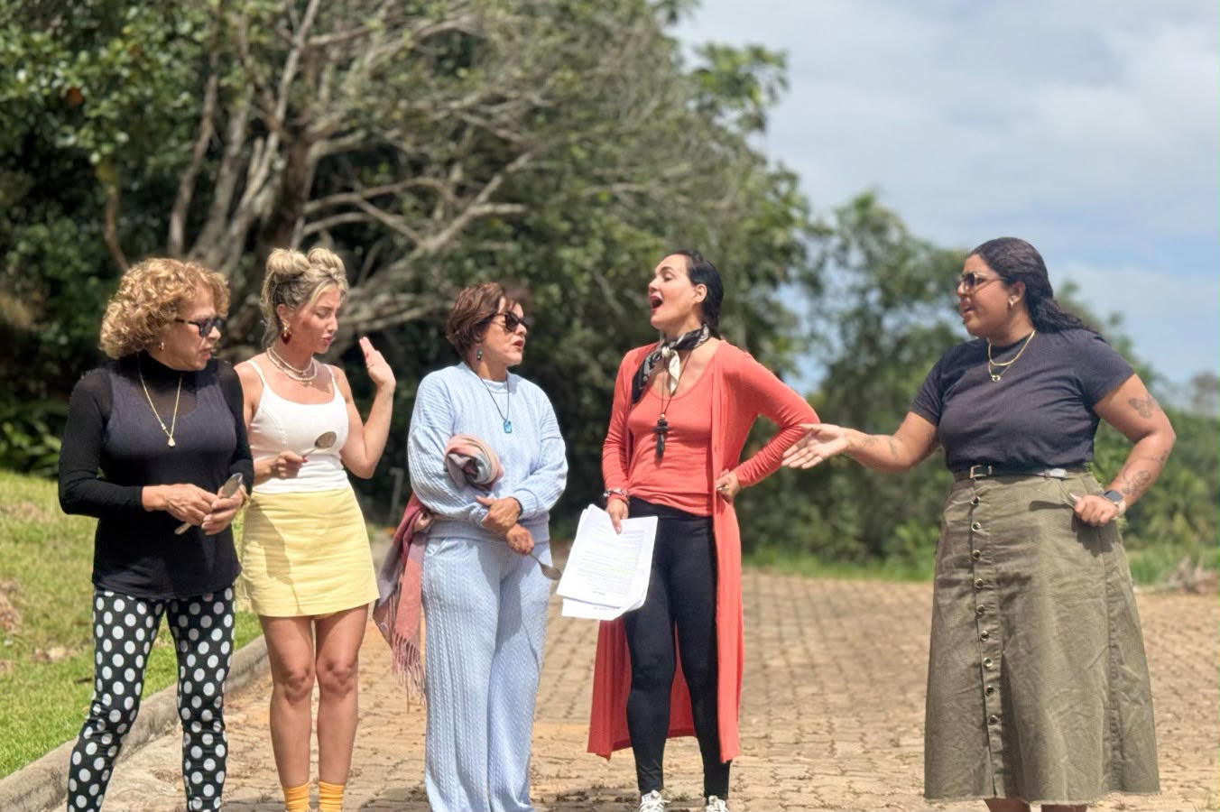 Elenco e equipe de gravação representando as Séries Capixabas durante filmagem de Farofa e Caviar.