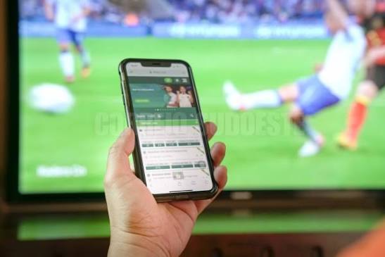 Celular exibe o sistema dos 3 Milhões de Beneficiários Bloqueados em sites de apostas.