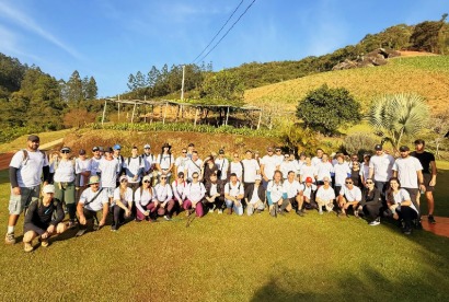 Grupo de 80 pessoas reunidas para a Primeira Subida ao Monte Redentor no distrito de Urânia em Alfredo Chaves.