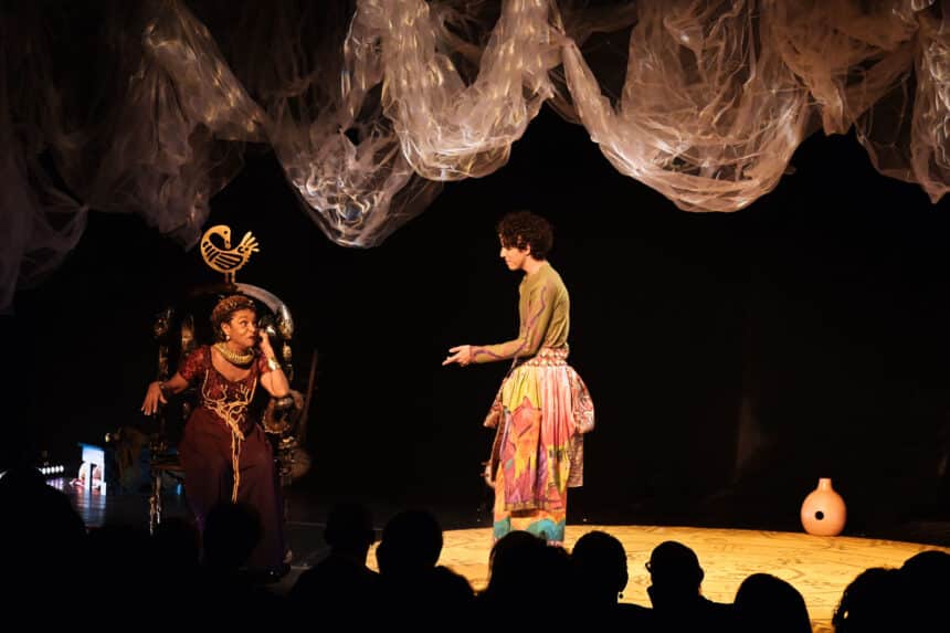 Apresentação teatral com Elisa Lucinda no Teatro da Ufes em Vitória.