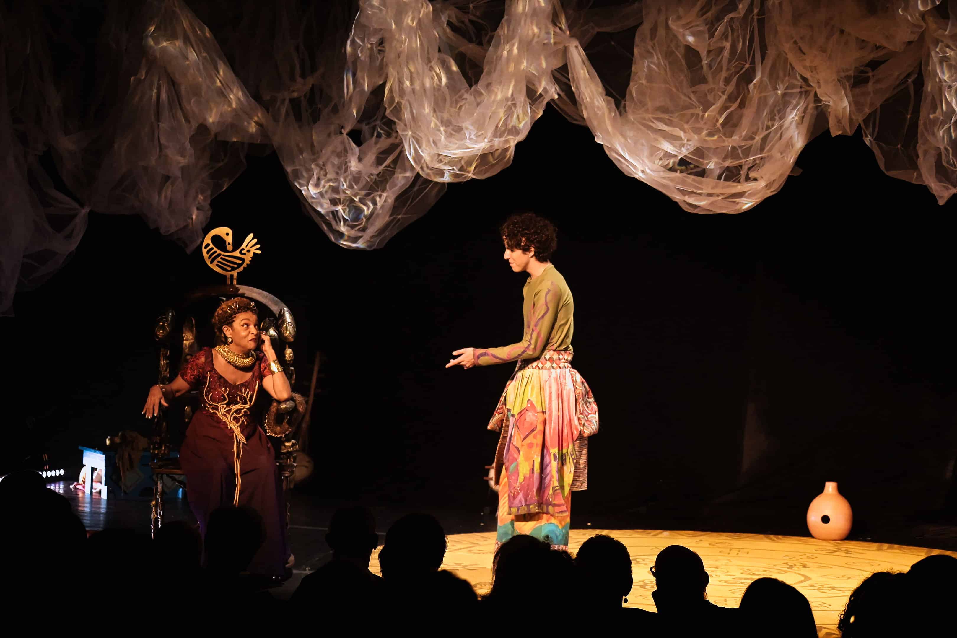 Apresentação teatral com Elisa Lucinda no Teatro da Ufes em Vitória.