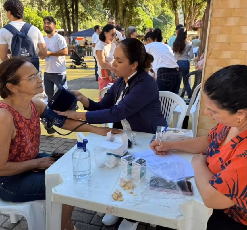Equipes da prefeitura realizando atendimento de saúde representando o benefício aos trabalhadores rurais de Alfredo Chaves.