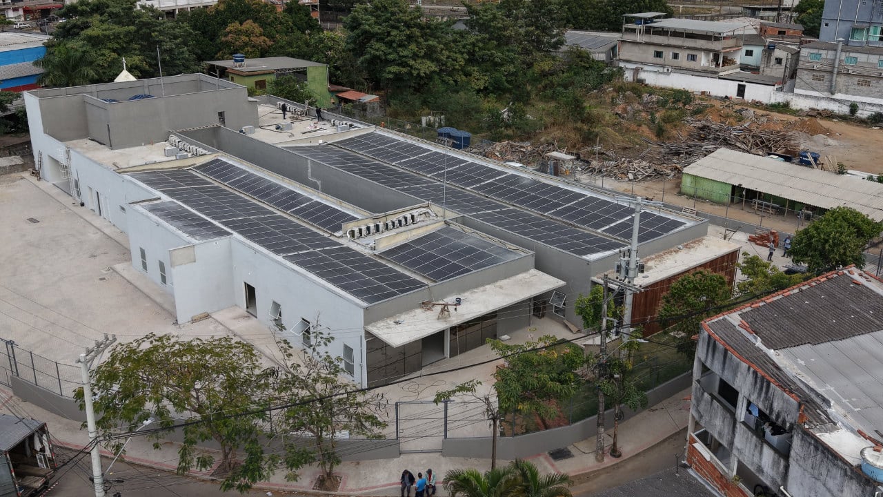 Novas unidades de saúde de Cariacica com painéis de energia solar fotovoltaica instalados na cobertura.
