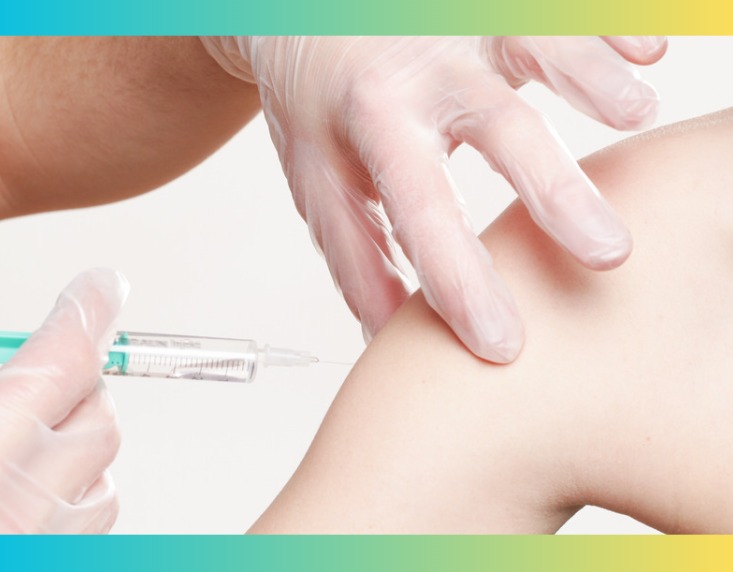 Profissional de enfermagem aplicando vacina em paciente acima de 50 anos.