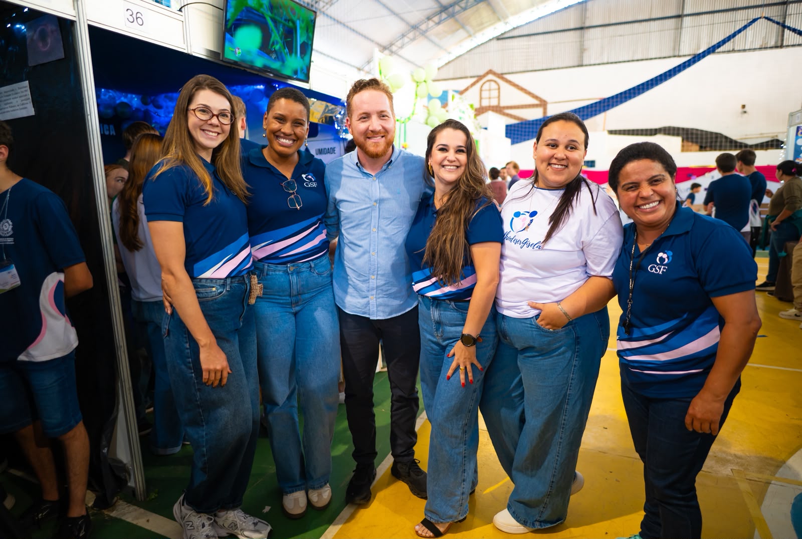 Vitor de Angelo visitando estandes na Feira de Ciências da EEEFM Gisela Salloker Fayet em Domingos Martins.