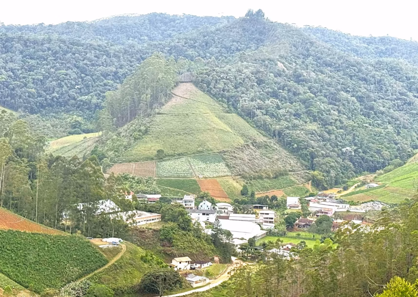 Vista da rodovia rota do inhame es-383 atravessando áreas agrícolas e morros em Alfredo Chaves.