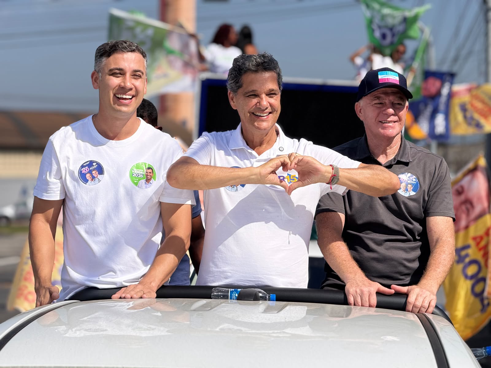 Ricardo Ferraço e comitiva em carreata pelas ruas da Serra